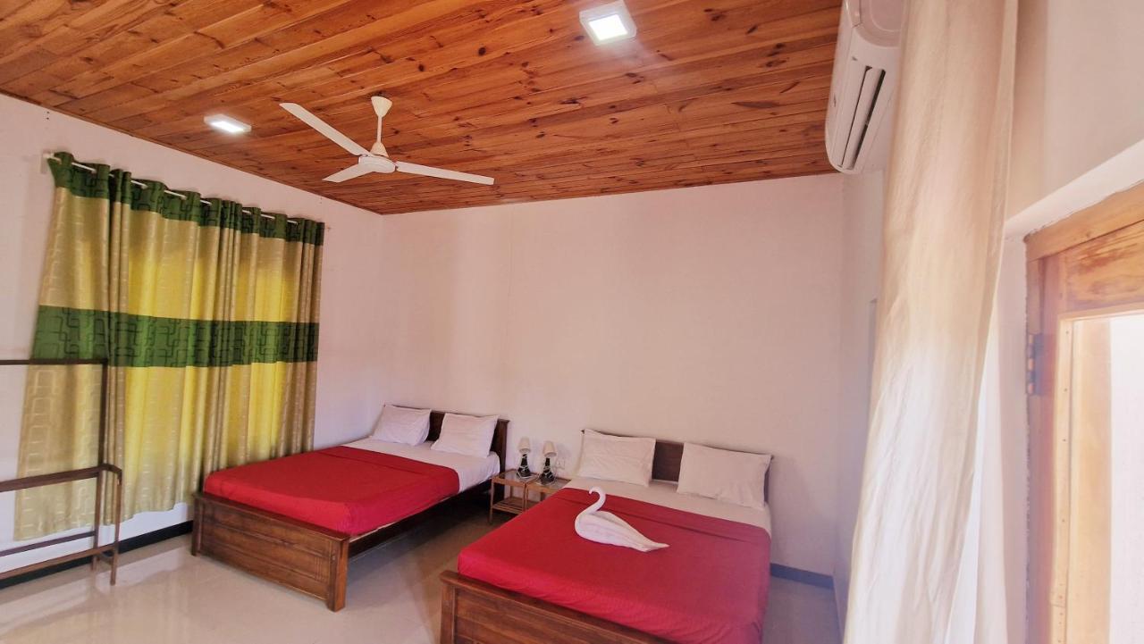 Italian Guest Hotel Тринкомале Екстериор снимка