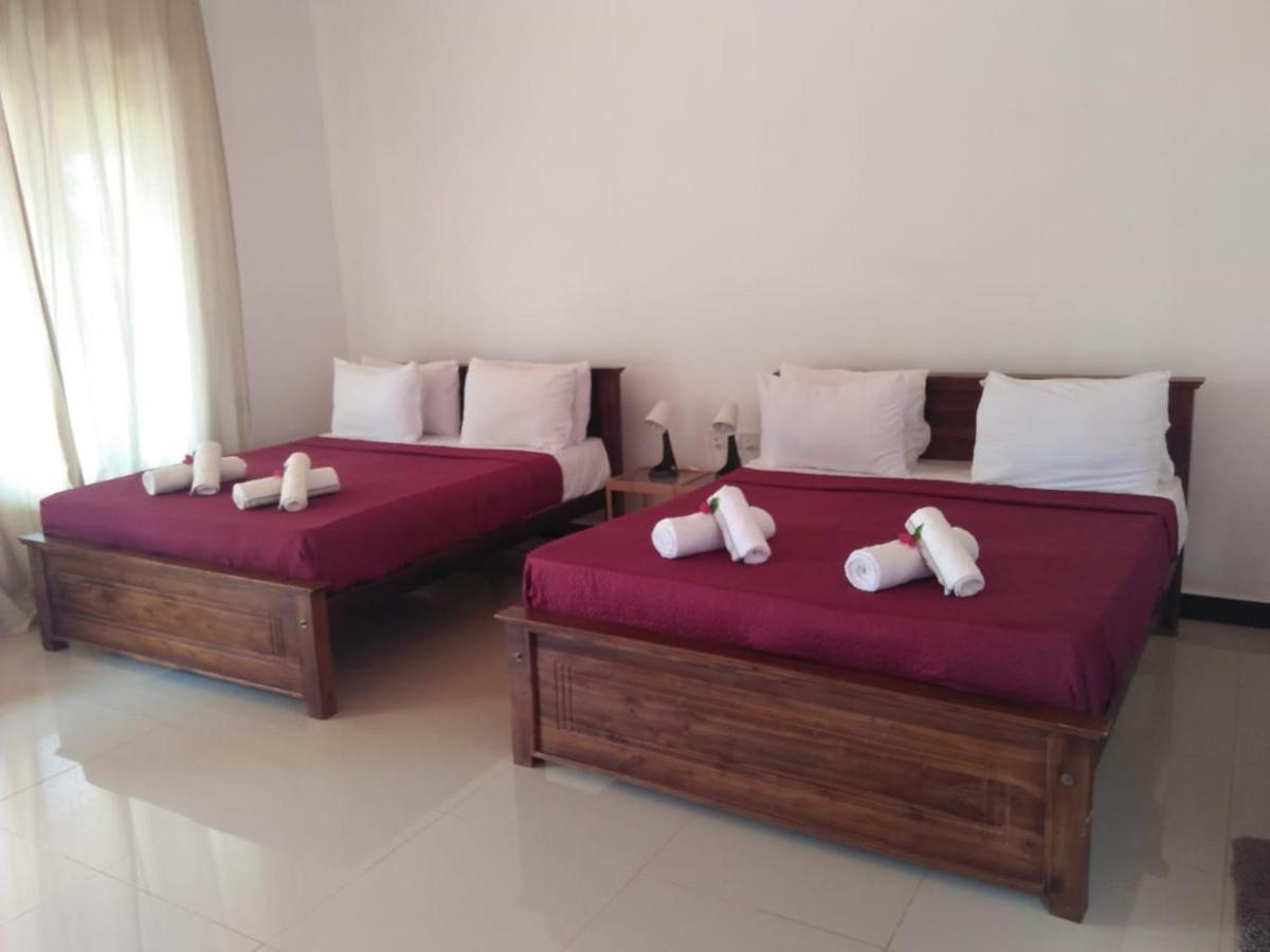 Italian Guest Hotel Тринкомале Екстериор снимка